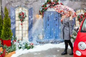 a mulher debaixo a guarda-chuva, a primeiro neve, Natal foto