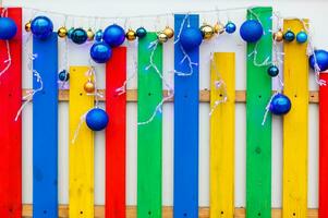colorida fechar acima detalhes do Natal justo mercado. bolas decorações para vendas. foto