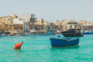 marsaxlokk, Malta - Junho 22, 2019 - azul barco em a água perto pescaria Vila em Malta foto