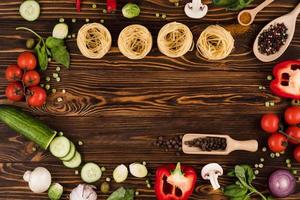 legumes e massas em uma placa de madeira. foto