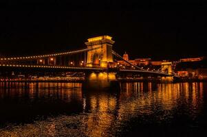 pedra ponte sobre Danúbio dentro Budapeste foto