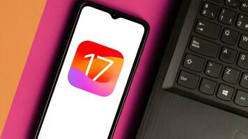 Buenos ares, Argentina, 2023 - logotipo do ios 17 exibido em telefone tela foto