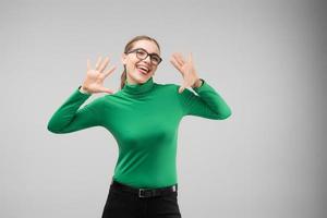 feliz menina amasing de óculos e com roupas casuais divirta-se - faça o papel de macaco.- imagem foto