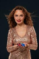cassino conceito. retrato do jovem bonita caucasiano mulher, jogando dentro casino. roleta, pôquer salgadinhos, cartões, roda, Preto fundo foto