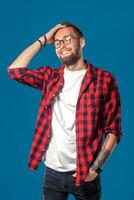 emocional e pessoas conceito jovem barbudo homem dentro xadrez camisa. hipster estilo. foto