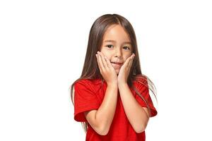 pequeno menina dentro vermelho camiseta é sorridente foto