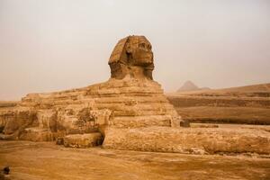 famoso egípcio pirâmides do giza. panorama dentro Egito. pirâmide dentro deserto. África. maravilha do a mundo foto