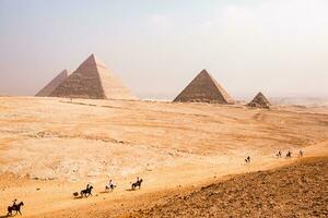 famoso egípcio pirâmides do giza. panorama dentro Egito. pirâmide dentro deserto. África. maravilha do a mundo foto