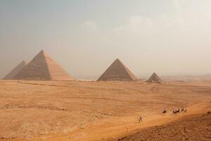 famoso egípcio pirâmides do giza. panorama dentro Egito. pirâmide dentro deserto. África. maravilha do a mundo foto