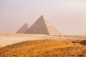 famoso egípcio pirâmides do giza. panorama dentro Egito. pirâmide dentro deserto. África. maravilha do a mundo foto