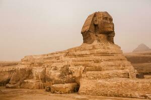 famoso egípcio pirâmides do giza. panorama dentro Egito. pirâmide dentro deserto. África. maravilha do a mundo foto