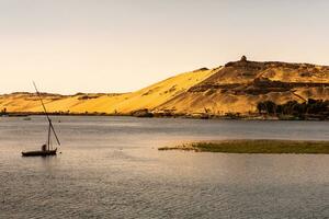 Nilo a mais longo rio dentro África. primário água fonte do Egito. panorama com Claro água rio. foto