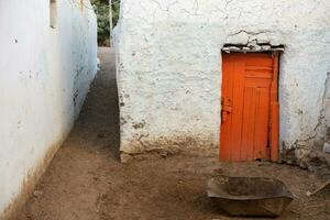 colorida exterior parede do uma núbio casa dentro Egito. típica africano Vila casas fachada. medieval rua. foto