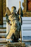 uma estátua do a ásia homem segurando uma espada foto
