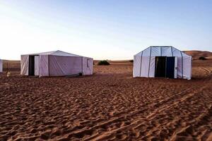 dois tendas dentro a deserto com areia e areia dunas foto