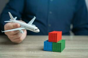 Remessa containers e uma avião. ar enviar e parcela Entrega. transporte do bens. a conceito do a processo do Carregando a carga para a avião. aeronave logística. voar transporte indústria. foto