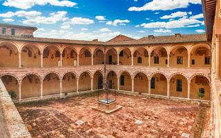 pátio do a convento do santo francis igreja, assis, Itália foto