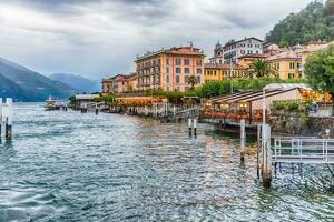 Visão do bellagio beira-mar em a lago como, Itália foto