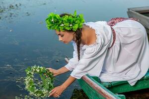 jovem sexy mulher em barco às pôr do sol. a menina tem uma flor guirlanda em dela cabeça, relaxante e Navegando em rio. fantasia arte fotografia. foto