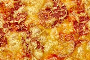 fechar-se do bronzeado queijo crosta cobertura soja linguiça fatias em vegano pizza foto