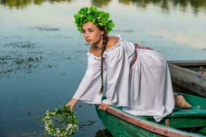 jovem sexy mulher em barco às pôr do sol. a menina tem uma flor guirlanda em dela cabeça, relaxante e Navegando em rio. fantasia arte fotografia. foto