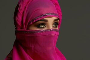 fechar-se tiro do uma jovem encantador mulher vestindo a Rosa hijab decorado com lantejoulas. árabe estilo. foto