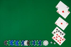 bandeira modelo disposição brincar para conectados casino. verde mesa, topo Visão em ambiente de trabalho. foto