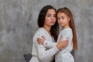 emoções do uma lindo jovem mãe e dela pequeno filha quem gastar Tempo juntos foto