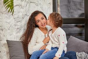 mãe e filha sentado em peitoril perto janela dentro quarto foto