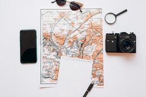 conjunto de viagem, mapa, óculos de sol, câmera, caderno, caneta, telefone, lupa foto