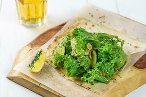 vegetal salada com verduras em uma de madeira borda foto