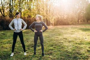 duas namoradas estão fazendo exercícios na natureza, olhando uma para a outra. foto