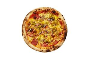 topo Visão do vegano pizza com soja salsicha, em conserva Pimenta jalapeno e mozzarella isolado em branco foto