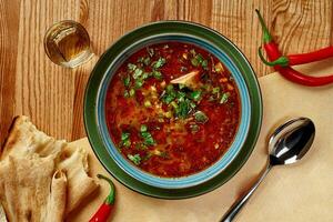 picante shurpa com cordeiro, legumes e verduras servido com pão sírio e chacha foto