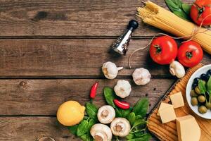 italiano Comida ingredientes para a preparação massa em de madeira fundo foto