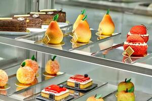colorida mostruário do cafeteria com fresco doce bolos e fruta em forma pastelaria foto