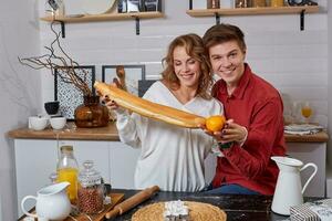 feliz jovem adorável casal em cozinha abraçando cada outro. elas apreciar gastos Tempo juntos foto