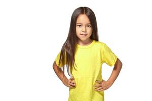 pequeno menina dentro amarelo camiseta é sorridente foto