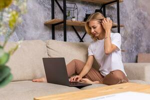 jovem lindo mulher usando computador portátil computador sorridente feliz assistindo e navegando ou fazendo conectados Internet compras às lar. foto