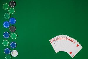 bandeira modelo disposição brincar para conectados casino. verde mesa, topo Visão em ambiente de trabalho. foto