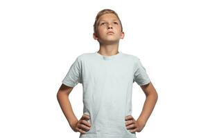 fechar-se retrato do uma Loiras Adolescência Garoto dentro uma branco camiseta posando isolado em branco estúdio fundo. conceito do sincero emoções. foto