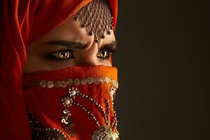estúdio tiro do uma jovem encantador mulher vestindo a terracota hijab decorado com lantejoulas e joia. árabe estilo. foto