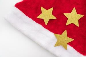 santa claus vermelho chapéu e ouro Estrela isolado em branco fundo. Natal fundo. foto