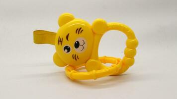 amarelo bebê segurando brinquedo com Urso forma isolado foto