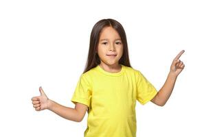 menina dentro amarelo camiseta mostra dela mãos com polegares foto