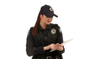 fechar-se retrato do uma fêmea polícia Policial é posando para a Câmera isolado em branco fundo. foto