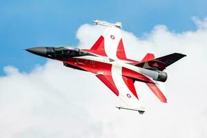 real dinamarquês ar força cadeado f-16 brigando falcão lutador jato avião vôo. aviação e militares aeronaves. foto