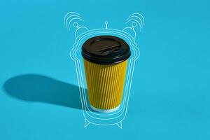 quente café dentro amarelo papel copo com Preto tampa em azul fundo foto