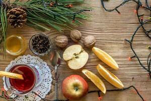 Natal ponderado vinho com especiarias em de madeira fundo foto