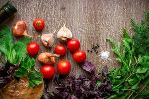 fresco orgânico ingredientes para molho fazer espinafre, tomates, brotos, manjericão, Oliva óleo em rústico fundo, topo visualizar. foto